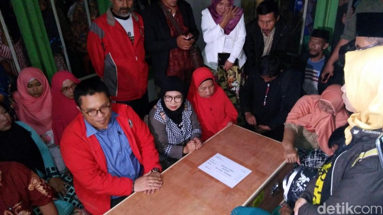 Tangisan Sambut Jenazah TKW Sukabumi Korban Pembunuhan di Abu Dhabi Tangisan Sambut Jenazah TKW Sukabumi Korban Pembunuhan di Abu Dhabi