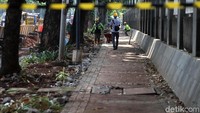 Untuk sementara warga pun tidak dapat melintas di trotoar tersebut.