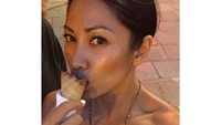 Terlihat cantik, Anggun sedang menikmati es krim conenya. Foto: Instagram @anggun_cipta