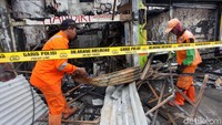 Kebakaran ini terjadi pada Kamis (1/2) sekitar pukul 21.00 WIB. Penyebabnya diduga akibat kompor meledak, sedangkan korban terjebak di dalam rumah.