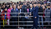 Polisi dikerahkan untuk mengamankan situasi menjelang perayaan Tahun Baru Imlek di China (REUTERS)