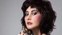 Wanita cantik ini merupakan anak dari konglomerat Stanley Ho yang merupakan pendiri dan Chairman SJM Holdings, yang memiliki sembilan belas kasino di Macau termasuk Grand Lisboa. Sampai-sampai ayahnya dijuluki The King of Gambling. Istimewa/@josie_ho_chiu.