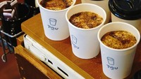 Toko Kopi Tuku disebut-sebut punya racikan kopi enak dan ramah di kantong. Ada kategori Kopi Tetangga, Kopi Premium, Kopi Rasa Rasa, dan Selain Kopi. Kopi Tuku menggunakan kopi asal Garut, Aceh, Flores, Bali hingga Toraja. Untuk Kopi Susu Tetangga, permukaan racikan kopi kecokelatan itu diberi taburan brown sugar. Coffee shop ini berada di Jl Cipete Raya No 7, Jakarta Selatan. Foto: Istimewa