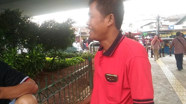 Foto: Joni, salah satu perwakilan sopir Tanah Abang yang akan menemui Sandiaga.