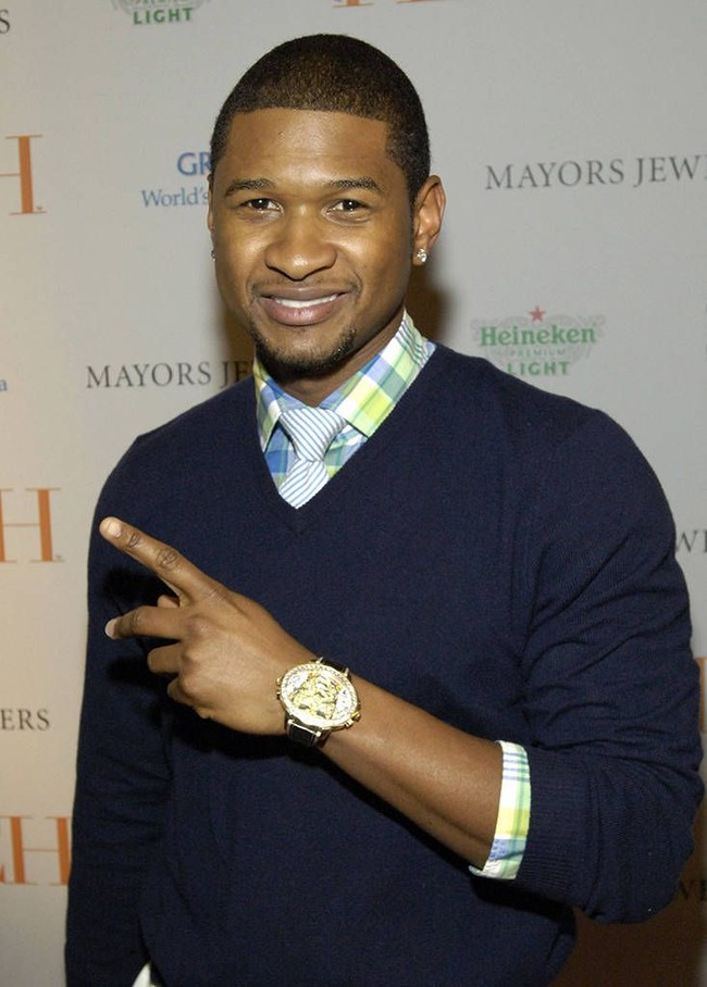 Penyanyi Usher pakai jam tangan berhiaskan berlian dari brand Tiret. Jam mewahnya berhiaskan lebih dari seribu batu mulia itu senilai US$ 250 ribu atau sekitar Rp 3,3 miliar.  Foto: Istimewa