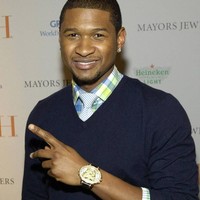 Penyanyi Usher pakai jam tangan berhiaskan berlian dari brand Tiret. Jam mewahnya berhiaskan lebih dari seribu batu mulia itu senilai US$ 250 ribu atau sekitar Rp 3,3 miliar.  Foto: Istimewa