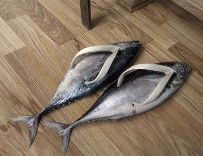 Sandal berbentuk ikan ini pasti sangat tidak nyaman untuk dipakai. Foto: Pinterest.