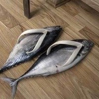 Sandal berbentuk ikan ini pasti sangat tidak nyaman untuk dipakai. Foto: Pinterest.