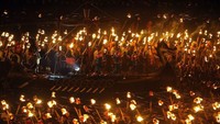 Hampir seribu pria nantinya akan berbaris membentuk kelompok-kelompok ber-arakan menuju tempat pembakaran kapal. (AFP)