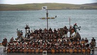 Orang-orang nantinya akan turun ke jalan-jalan dan pelabuhan dengan berpakaian Viking. (AFP)