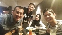 Berfoto usai menikmati makan malam bersama rekan-rekannya, Andi Arsyil malah bikin netizen gagal fokus. Mukanya mirip sama artis Korea Soo Jong Ki, tulis satu netizen. Foto: Instagram @andiarsyil