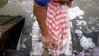 Warga juga masih menggunakan aliran sungai ini untuk mencuci.