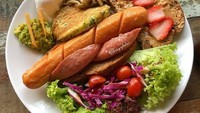 Menu sarapannya unik dan mantap. Toast, poached egg, sa;ad, sosis, smoked beef hingga ikan teri goreng.Foto: Instagram Garage 51