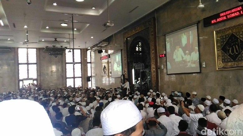 Ustaz Somad Isi Ceramah Usai Salat Jumat di Masjid Sunda Ustaz Somad Isi Ceramah Usai Salat Jumat di Masjid Sunda