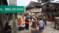 Warga masih berkerumun untuk melihat sisa kebakaran dilokasi kejadian.