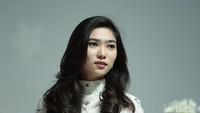 Kalau ini kecantikan Isyana yang sudah tidak diragukan lagi. Foto: Desi Puspasari/detikHOT