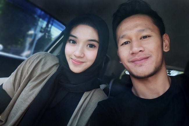 Rupanya Pungky saat ini tengah menjalin asmara dengan pesebak bola Yandi Sofyan. Foto: Instagram