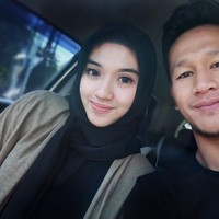 Rupanya Pungky saat ini tengah menjalin asmara dengan pesebak bola Yandi Sofyan. Foto: Instagram