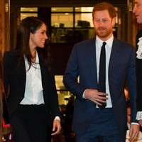  Menyempurnakan gayanya, sepasang heels hitam dari Jimmy Choo dan clutch Prada berwarna senada. (Foto: Getty Images)