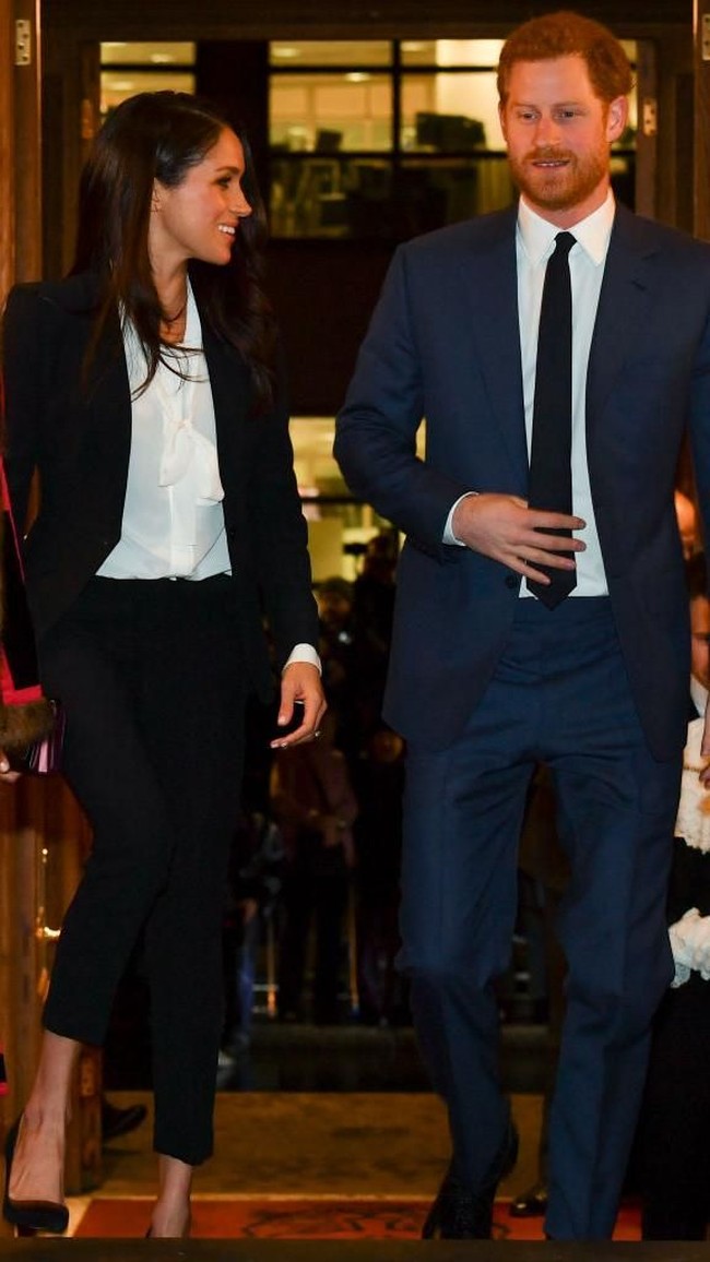  Menyempurnakan gayanya, sepasang heels hitam dari Jimmy Choo dan clutch Prada berwarna senada. (Foto: Getty Images)