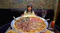 Duh, itu pizza bisa untuk makan 30 orang kayaknya ya. Tapi Yuka menghabisakannya sendiri. Foto: Istimewa