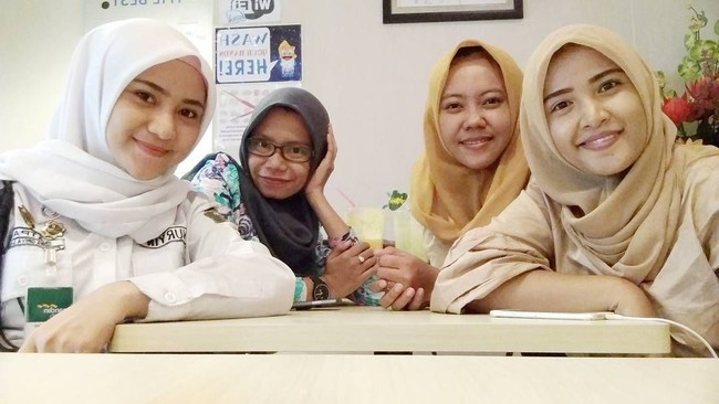 Karena dirinya sudah menikah dan punya anak dua, dia tidak bisa menjadi teller di bank tersebut. Nuryin pun menerima tawaran menjadi tim security di kantor itu. Ia aktif mengunggah foto-fotonya di akun Instagram @nuryinoktav. Foto: Instagram