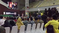 Dies Natalis ke-68 UI bertempat di Balairung UI, Depok, Jawa Barat. Mahasiswa yang memberikan kartu kuning tampak duduk di barisan depan (Foto: Abdul Rosyid/detikTV)