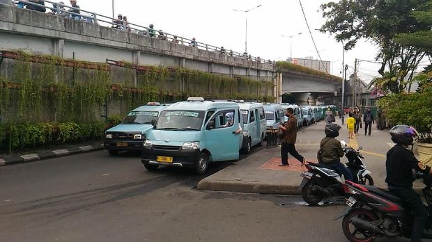 Sopir angkot Tanah Abang berharap Sandiaga bisa mengerti dan menerima keluhan mereka.