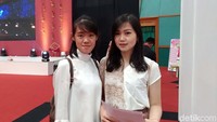 Sementara Wulan (kiri) datang dari Tangerang untuk mencari tahu perlengkapan pernikahan di acara tersebut. 