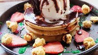 Pancake di sini disajikan dengan saus cokelat, popcorn, irisan strawberry dengan es krim vanila.Foto: Instagram Garage 51