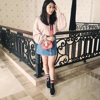 Berpose #ootd, Winona Willy memakai tas Gucci yang sama dengan yang dipakai Nikita saat berada di Italia. Foto: Instagram