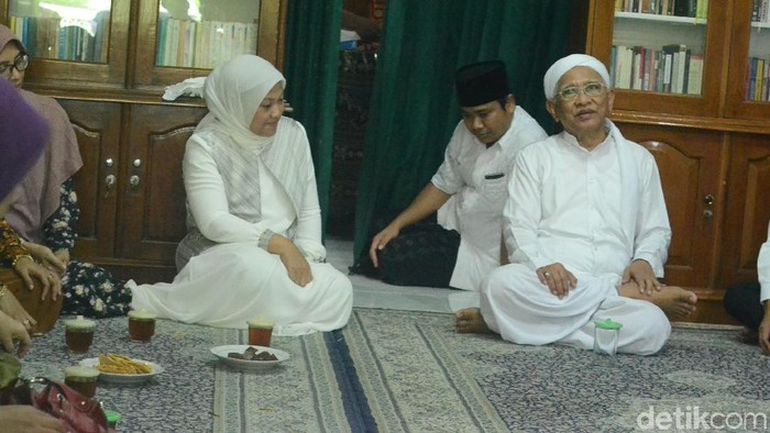 Bakal Cawagub Jateng Ida Fauziyah Sowan ke Gus Mus di Rembang