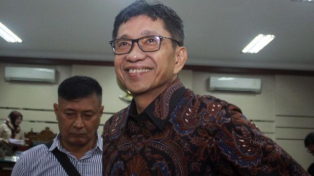 Senyum Eddy Rumpoko seusai persidangan