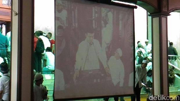Ustaz Somad Isi Ceramah Usai Salat Jumat di Masjid Sunda Ustaz Somad Isi Ceramah Usai Salat Jumat di Masjid Sunda