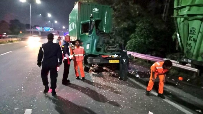 Dua Orang Tewas Akibat Kecelakaan Truk di Tol Bintara