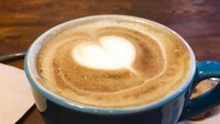 Sesuai namanya, Alenia Papua Coffee and Kicthen menyediakan beragam hidangan khas Papua. Tak terkecuali dengan kopinya. Menu kopi andalannya bernama Kopi Papua Mama Kota yang nikmat ditemani dengan Puding Sagu Kenari dan Kue Lontar khas Papua. Lokasinya di Menteng, Jakarta Pusat. Foto: Istimewa