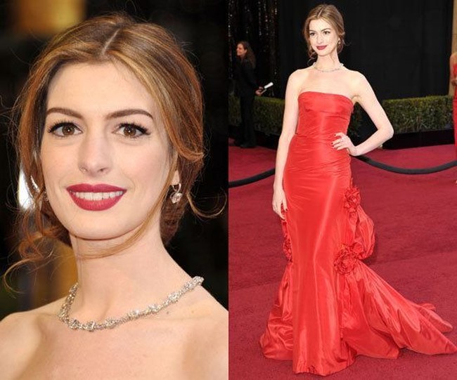Anne Hathaway menggunakan pakai kalung berlian seharga rumah mewah saat hadir di Academy Awards 2011. Kalungnya tersebut seharga US$ 10 juta atau sekitar Rp 134 miliar.  Foto: Istimewa