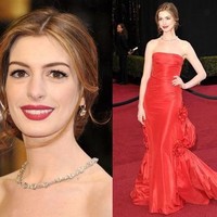 Anne Hathaway menggunakan pakai kalung berlian seharga rumah mewah saat hadir di Academy Awards 2011. Kalungnya tersebut seharga US$ 10 juta atau sekitar Rp 134 miliar.  Foto: Istimewa