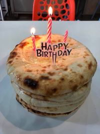 Bikin Ngiler! Tumpukan 'Cake' Roti Naan Ini Berisi Keju Leleh