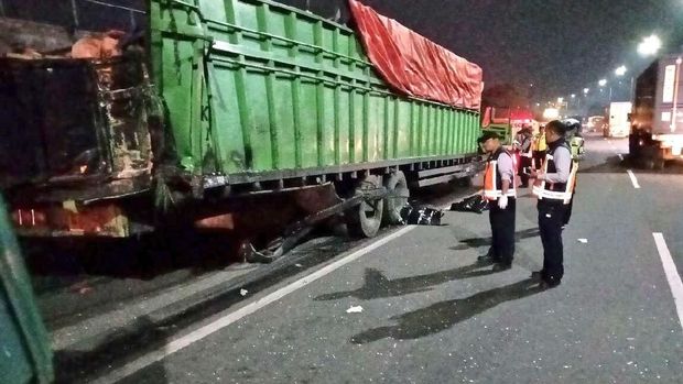 Kecelakaan truk di Tol Bintara