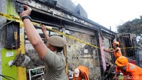 Garis polisi dipasang di sekitar rumah yang terbakar, Jumat (2/1/2018) yang menewaskan 4 orang.