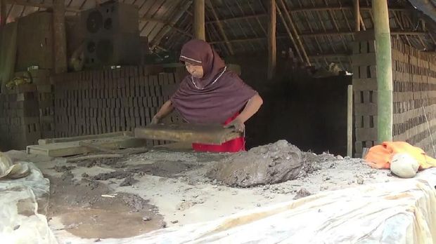 Kisah Siti, Buruh Batu Bata yang Sendirian Menghidupi 4 Anaknya