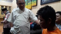 Asep dihadirkan saat konferensi pers di Mapolrestabes Bandung, Jalan Jawa, Kota Bandung, Jumat (2/2/2018). Mengenakan baju tahanan berwarna oranye, Asep tampak lemas saat dibawa personel Satreskrim ke salah satu ruangan. Di ruangan itu, salah seorang pengurus PP Persis, Dadan Wildan sempat berdialog dengan Asep. Namun berkali-kali ditanya, Asep hanya terdiam.