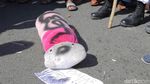 Saat Boneka Hello Kitty Dibakar di Aksi Dukung Bikin Macho Waria