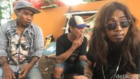 Sahabat Dwi bercerita soal sosok pelukis yang tewas dililit ular sanca peliharaannya. Dwi dikenal suka beratraksi menggunakan hewan peliharaannya tersebut.