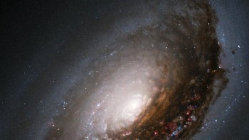 Memiliki nama M64, galaksi ini memiliki beberapa julukan, mulai dari Black Eye hingga Sleeping Beauty, dan berjarak 17 juta cahaya dari Bumi. Foto: NASA