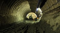 View tunnel inside, progress kemajuan per hari ini (02/02/18) sisi inlet mencapai kedalaman 224 dan sisi outlet mencapai kedalaman 160. Target tunnel breaktrought (tembus) pada awal Bulan Maret 2018. Dok. PT PP (Persero)