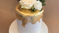 Ingin menggelar pesta pernikahan bertema gold dalam waktu dekat? Ini nih rekomendasi wedding cakenya. Simple namun keren dan mewah. Eits jangan cemburu jika perhatian tamu undangan lebih tertuju pada kuenya. Foto: Istimewa