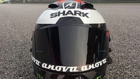 Pebalap Ducati, Jorge Lorenzo juga menghadirkan helm khusus di tes pramusim. Dia mengenakan helm Shark yang didominasi warna hitam dan dilengkapi ikon khas Lorenzo. Foto: Twitter/Jorge Lorenzo.
