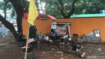 Foto: Bendera Kuning di Lokasi Pelukis Dwi Setiawan Dililit Sanca